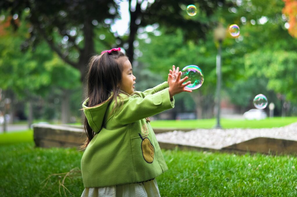 シャボン玉を追いかける子ども