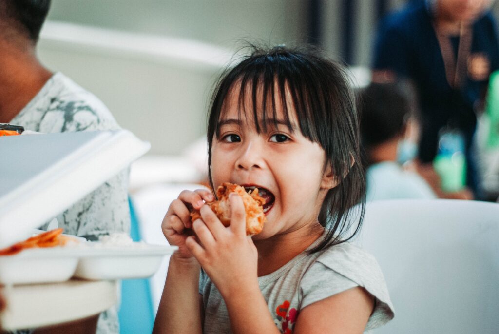 ごはんを食べる子ども