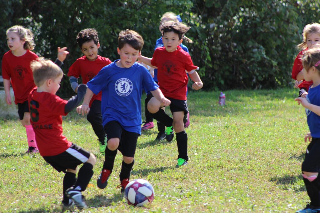 サッカーをする子どもたち