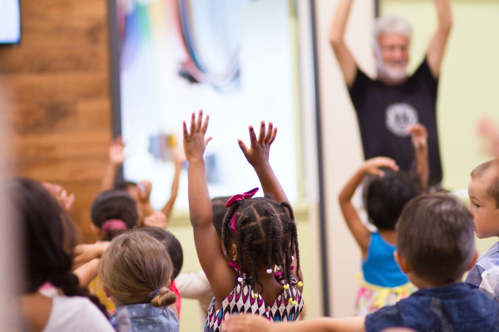 踊る子どもたち